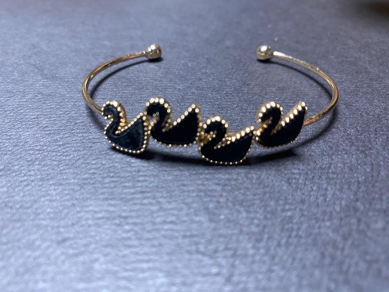 Black Elegance Of Swan | Bracelet