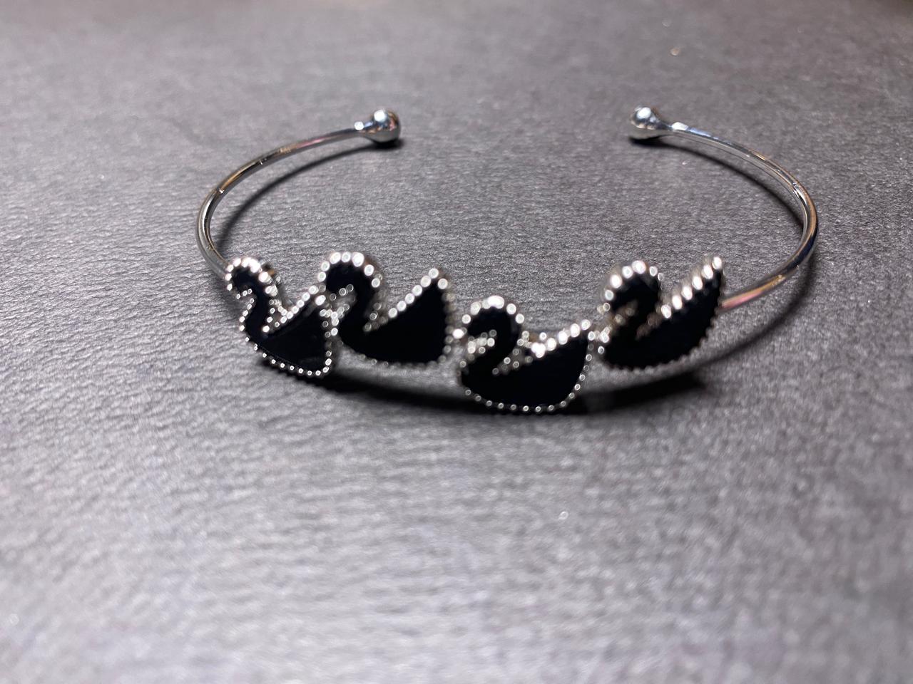 Black Elegance Of Swan | Bracelet